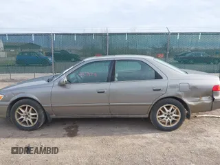 2001 Toyota Camry LE z VIN 4T1BF28K81U116710, wystawiony jako IAAI lot #41923429 z przebiegiem 145 741 mil mil oraz . Historia ofert i sprzedaży dostępna na DreamBid. Obrazek 13.