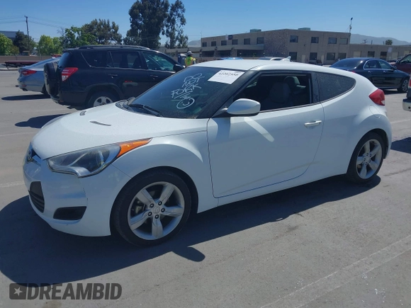 2013 Hyundai Veloster w/Black Int z VIN KMHTC6AD5DU160412, wystawiony jako IAAI lot #42202550 z przebiegiem 131 520 mil mil oraz . Historia ofert i sprzedaży dostępna na DreamBid. Obrazek 2.