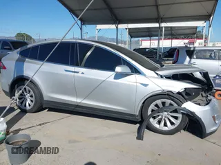 2016 Tesla Model X 70D z VIN 5YJXCBE25GF021322, wystawiony jako IAAI lot #41866368 z przebiegiem 95 072 mil mil oraz . Historia ofert i sprzedaży dostępna na DreamBid. Obrazek 13.