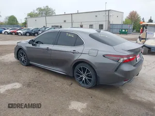 2023 Toyota Camry SE z VIN 4T1G11AK2PU088324, wystawiony jako IAAI lot #42173302 z przebiegiem 72 239 mil mil oraz . Historia ofert i sprzedaży dostępna na DreamBid. Obrazek 3.