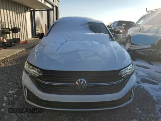 2024 Volkswagen Jetta Sport z VIN 3VWBM7BU5RM047747, wystawiony jako Copart lot #87579515 z przebiegiem 4 289 mil mil oraz Szkoda całkowita • Salvage title. Historia ofert i sprzedaży dostępna na DreamBid. Obrazek 5.