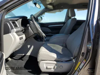 2015 Toyota Highlander LE Plus z VIN 5TDZKRFH4FS051610, wystawiony jako Copart lot #53880115 z przebiegiem 138 014 mil mil oraz Szkoda całkowita • Salvage title. Historia ofert i sprzedaży dostępna na DreamBid. Obrazek 7.