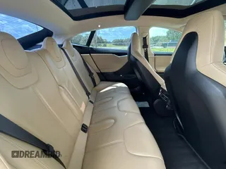 2014 Tesla Model S 60 z VIN 5YJSA1H11EFP44322, wystawiony jako Copart lot #59038135 z przebiegiem 146 015 mil mil oraz Czysty tytuł • Clean title. Historia ofert i sprzedaży dostępna na DreamBid. Obrazek 6.