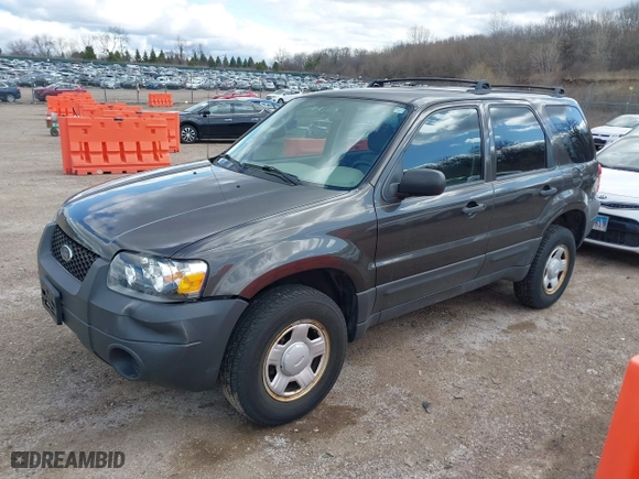 2007 Ford Escape XLS with VIN 1FMYU02Z87KA11695, listed as a IAAI auction lot 41981629 with 125,710 mi miles. Bid and sale history available at carsss.com. Image 2.