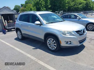 2011 Volkswagen Tiguan S z VIN WVGAV7AXXBW511253, wystawiony jako IAAI lot #42569188 z przebiegiem 154 229 mil mil oraz . Historia ofert i sprzedaży dostępna na DreamBid. Obrazek 1.