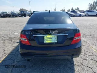 2014 Mercedes-Benz C 250 Sport z VIN WDDGF4HB5EG219437, wystawiony jako IAAI lot #41847571 z przebiegiem 104 981 mil mil oraz . Historia ofert i sprzedaży dostępna na DreamBid. Obrazek 16.