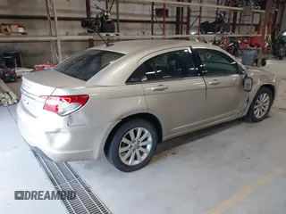 2014 Chrysler 200 Touring z VIN 1C3CCBBBXEN231601, wystawiony jako IAAI lot #41853990 z przebiegiem 169 411 mil mil oraz . Historia ofert i sprzedaży dostępna na DreamBid. Obrazek 4.