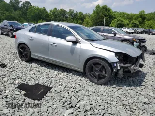 2012 Volvo S60 T6 z VIN YV1902FH8C2052544, wystawiony jako Copart lot #56853395 z przebiegiem 159 646 mil mil oraz Szkody całkowita. Historia ofert i sprzedaży dostępna na DreamBid. Obrazek 4.