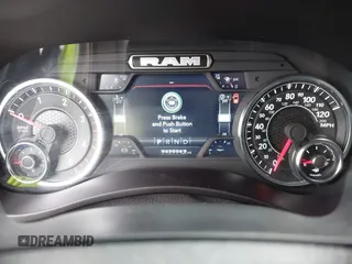 2024 Ram 2500 Laramie z VIN 3C6UR5FL1RG142556, wystawiony jako IAAI lot #41428812 z przebiegiem 42 004 mil mil oraz . Historia ofert i sprzedaży dostępna na DreamBid. Obrazek 7.