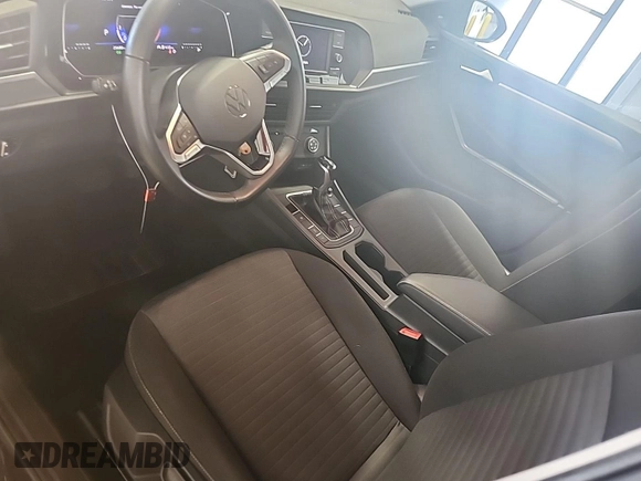 2024 Volkswagen Jetta S z VIN 3VW5M7BU5RM054887, wystawiony jako IAAI lot #42852694 z przebiegiem 25 677 mil mil oraz . Historia ofert i sprzedaży dostępna na DreamBid. Obrazek 15.