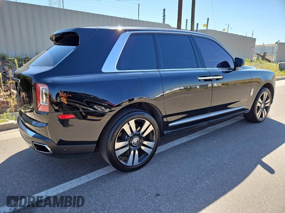 2022 Rolls-Royce Cullinan z VIN IDCO004308ZZ, wystawiony jako Copart lot #64985434 z przebiegiem 23 414 mil mil oraz Czysty tytuł • Clean title. Historia ofert i sprzedaży dostępna na DreamBid. Obrazek 3.