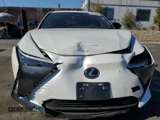 2024 Lexus RZ 300e Premium z VIN JTJABABB5RA005041, wystawiony jako Copart lot #72653024 z przebiegiem 3385 mil mil oraz Szkody całkowita. Historia ofert i sprzedaży dostępna na DreamBid. Obrazek 5.