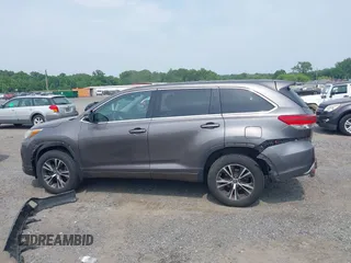 2018 Toyota Highlander LE z VIN 5TDBZRFH3JS841728, wystawiony jako IAAI lot #42424705 z przebiegiem 93 473 mil mil oraz . Historia ofert i sprzedaży dostępna na DreamBid. Obrazek 14.
