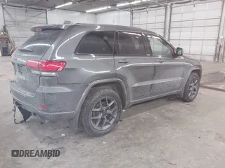2021 Jeep Grand Cherokee 80th Anniversary z VIN 1C4RJFBG9MC580645, wystawiony jako IAAI lot #41398269 z przebiegiem 79 057 mil mil oraz . Historia ofert i sprzedaży dostępna na DreamBid. Obrazek 4.