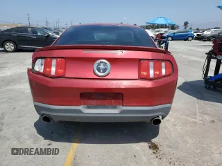 2012 Ford Mustang Premium z VIN 1ZVBP8AM4C5284032, wystawiony jako Copart lot #62140355 z przebiegiem 176 640 mil mil oraz Szkoda całkowita • Salvage title. Historia ofert i sprzedaży dostępna na DreamBid. Obrazek 6.