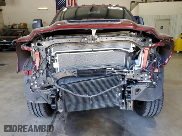 2024 Ram 2500 Laramie z VIN 3C6UR5NL3RG103131, wystawiony jako Copart lot #67840964 z przebiegiem 131 962 mil mil oraz Szkoda całkowita • Salvage title. Historia ofert i sprzedaży dostępna na DreamBid. Obrazek 5.