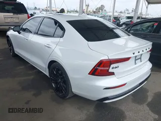 2024 Volvo S60 Plus Black Edition z VIN 7JRL12TH4RG305580, wystawiony jako IAAI lot #42174479 z przebiegiem 9731 mil mil oraz . Historia ofert i sprzedaży dostępna na DreamBid. Obrazek 3.