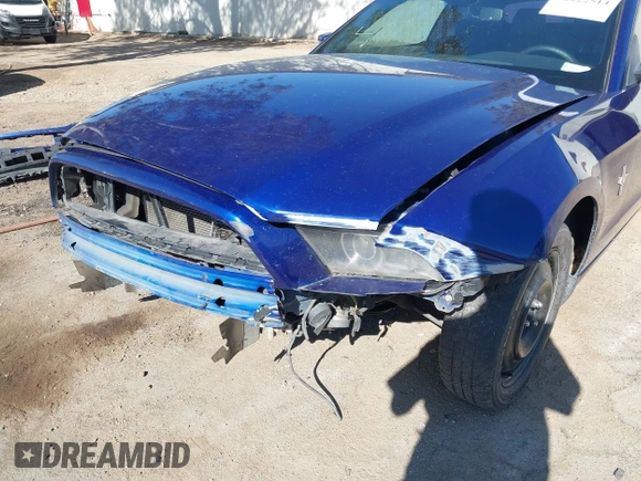 2014 Ford Mustang V6 z VIN 1ZVBP8EM5E5315477, wystawiony jako IAAI lot #42222514 z przebiegiem 215 618 mil mil oraz . Historia ofert i sprzedaży dostępna na DreamBid. Obrazek 6.