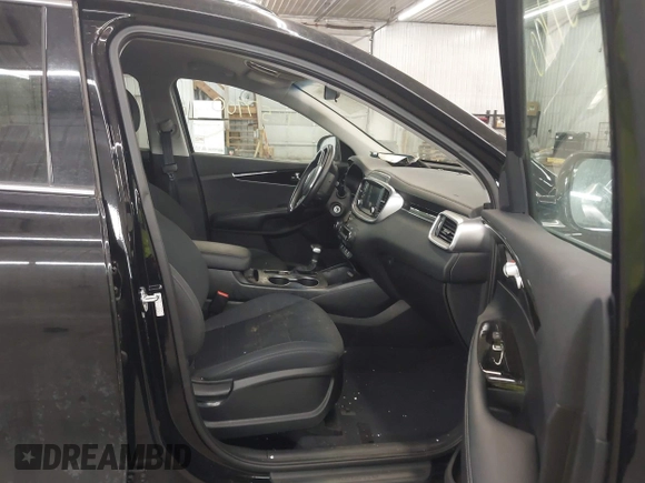 2019 Kia Sorento LX z VIN 5XYPGDA56KG591184, wystawiony jako IAAI lot #41657700 z przebiegiem 82 726 mil mil oraz . Historia ofert i sprzedaży dostępna na DreamBid. Obrazek 5.
