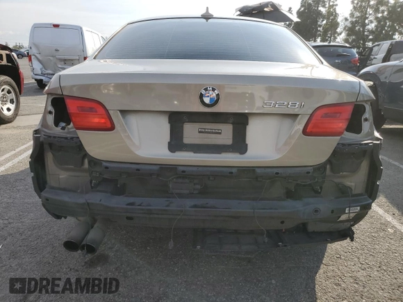 2011 BMW 3 Series 328i z VIN WBAKE5C52BE573743, wystawiony jako Copart lot #42547735 z przebiegiem 167 022 mil mil oraz Szkoda całkowita • Salvage title. Historia ofert i sprzedaży dostępna na DreamBid. Obrazek 6.