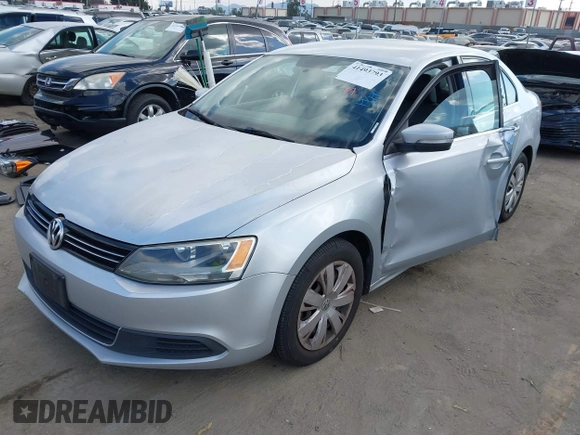 2013 Volkswagen Jetta Sedan SE with VIN 3VWDP7AJ9DM218211, listed as a IAAI auction lot 41493793 with 211,789 mi miles. Bid and sale history available at carsss.com. Image 2.
