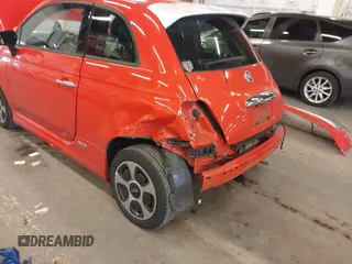 2018 FIAT 500e z VIN 3C3CFFGE4JT377259, wystawiony jako IAAI lot #41940039 z przebiegiem 61 053 mil mil oraz . Historia ofert i sprzedaży dostępna na DreamBid. Obrazek 6.