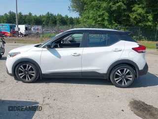 2018 Nissan Kicks SV z VIN 3N1CP5CU3JL519149, wystawiony jako IAAI lot #42459395 z przebiegiem 71 768 mil mil oraz . Historia ofert i sprzedaży dostępna na DreamBid. Obrazek 14.