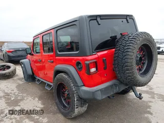 2020 Jeep Wrangler Unlimited Sport z VIN 1C4HJXDN8LW184653, wystawiony jako IAAI lot #41560198 z przebiegiem 64 880 mil mil oraz . Historia ofert i sprzedaży dostępna na DreamBid. Obrazek 3.