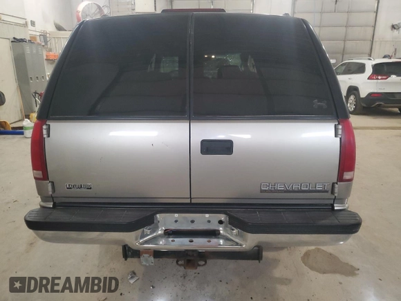 1999 Chevrolet Suburban z VIN 3GNFK16R4XG250550, wystawiony jako Copart lot #51941515 z przebiegiem 202 667 mil mil oraz Szkoda całkowita • Salvage title. Historia ofert i sprzedaży dostępna na DreamBid. Obrazek 6.