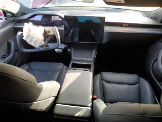 2021 Tesla Model S Plaid z VIN 5YJSA1E65MF435922, wystawiony jako Copart lot #77417854 z przebiegiem Nie podano mil oraz Szkoda całkowita • Salvage title. Historia ofert i sprzedaży dostępna na DreamBid. Obrazek 8.