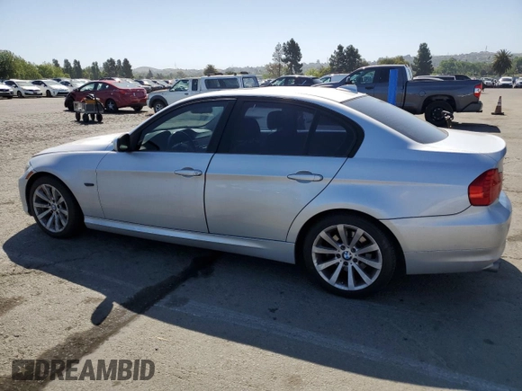 2011 BMW 3 Series 328i z VIN WBAPH5C54BA447971, wystawiony jako Copart lot #55899855 z przebiegiem 140 078 mil mil oraz Czysty tytuł • Clean title. Historia ofert i sprzedaży dostępna na DreamBid. Obrazek 2.