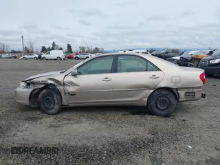 2002 Toyota Camry LE z VIN 4T1BE32K72U028489, wystawiony jako IAAI lot #41760604 z przebiegiem 163 950 mil mil oraz . Historia ofert i sprzedaży dostępna na DreamBid. Obrazek 15.