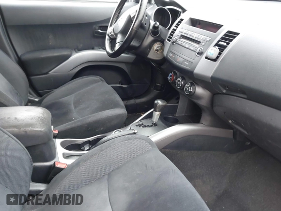 2007 Mitsubishi Outlander LS z VIN JA4MT31X67U011541, wystawiony jako IAAI lot #42265073 z przebiegiem 92 230 mil mil oraz . Historia ofert i sprzedaży dostępna na DreamBid. Obrazek 5.