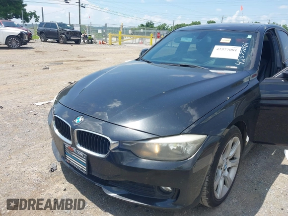 2013 BMW 3 Series 320i xDrive z VIN WBA3C3C50DF980052, wystawiony jako IAAI lot #42577081 z przebiegiem 184 223 mil mil oraz . Historia ofert i sprzedaży dostępna na DreamBid. Obrazek 6.
