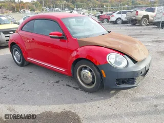 2012 Volkswagen Beetle 2.5L PZEV with VIN 3VWJP7AT0CM641164, listed as a IAAI auction lot 40698387 with 113,200 mi miles. Bid and sale history available at carsss.com. Image 1.