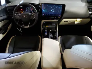 2024 Lexus NX 350 Premium z VIN 2T2GGCEZ7RC051044, wystawiony jako Copart lot #59289795 z przebiegiem 9769 mil mil oraz Szkody całkowita. Historia ofert i sprzedaży dostępna na DreamBid. Obrazek 8.