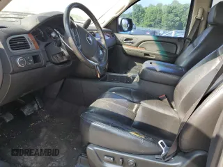 2008 Chevrolet Suburban 3LT z VIN 3GNFC16048G136659, wystawiony jako Copart lot #56365625 z przebiegiem 206 136 mil mil oraz Czysty tytuł • Clean title. Historia ofert i sprzedaży dostępna na DreamBid. Obrazek 7.