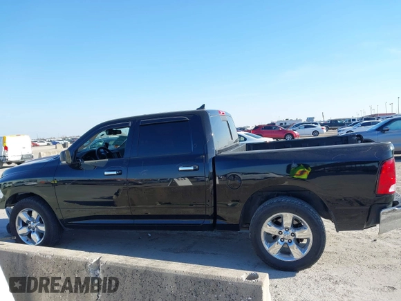 2015 Ram 1500 Outdoorsman z VIN 1C6RR6LT7FS592085, wystawiony jako IAAI lot #41384731 z przebiegiem 134 384 mil mil oraz . Historia ofert i sprzedaży dostępna na DreamBid. Obrazek 14.