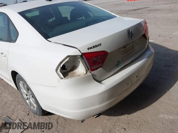 2015 Volkswagen Passat Limited Edition Edition z VIN 1VWAT7A31FC055719, wystawiony jako IAAI lot #42053299 z przebiegiem 166 746 mil mil oraz . Historia ofert i sprzedaży dostępna na DreamBid. Obrazek 6.