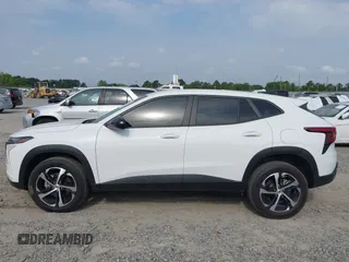 2024 Chevrolet Trax 1RS z VIN KL77LGE28RC154408, wystawiony jako IAAI lot #42105647 z przebiegiem 17 913 mil mil oraz . Historia ofert i sprzedaży dostępna na DreamBid. Obrazek 15.