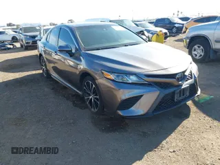 2018 Toyota Camry LE z VIN 4T1B11HK6JU553937, wystawiony jako IAAI lot #41906493 z przebiegiem 56 556 mil mil oraz . Historia ofert i sprzedaży dostępna na DreamBid. Obrazek 1.
