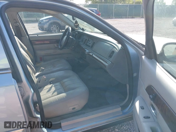 2005 Mercury Grand Marquis LS Premium z VIN 2MEFM75W15X621971, wystawiony jako IAAI lot #42130811 z przebiegiem 129 700 mil mil oraz . Historia ofert i sprzedaży dostępna na DreamBid. Obrazek 5.