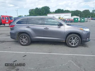 2019 Toyota Highlander SE z VIN 5TDKZRFHXKS316330, wystawiony jako IAAI lot #42183341 z przebiegiem 81 705 mil mil oraz . Historia ofert i sprzedaży dostępna na DreamBid. Obrazek 13.