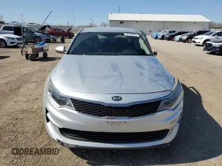 2017 Kia Optima LX z VIN 5XXGT4L33HG148818, wystawiony jako Copart lot #52199705 z przebiegiem 87 623 mil mil oraz Szkoda całkowita • Salvage title. Historia ofert i sprzedaży dostępna na DreamBid. Obrazek 5.