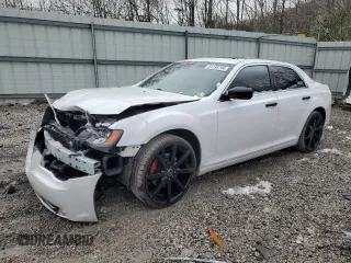 2013 Chrysler 300 S z VIN 2C3CCAGG9DH592095, wystawiony jako Copart lot #81236794 z przebiegiem 128 450 mil mil oraz Szkoda całkowita • Salvage title. Historia ofert i sprzedaży dostępna na DreamBid. Obrazek 1.