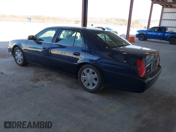 2004 Cadillac DeVille DTS z VIN 1G6KF57934U181654, wystawiony jako IAAI lot #41752298 z przebiegiem 131 861 mil mil oraz . Historia ofert i sprzedaży dostępna na DreamBid. Obrazek 3.