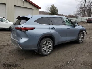2022 Toyota Highlander Platinum with VIN 5TDFZRBH2NS219473, listed as a Copart auction lot 84596864 with 19,557 mi miles and Salvage Title. Bid and sale history available at carsss.com. Image 3.