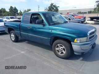 1999 Dodge 1500 z VIN 3B7HC13Z6XG165048, wystawiony jako IAAI lot #42517311 z przebiegiem 234 647 mil mil oraz . Historia ofert i sprzedaży dostępna na DreamBid. Obrazek 1.