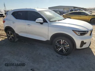 2025 Volvo XC40 Core Bright Theme z VIN YV4L12UJ3S2450867, wystawiony jako Copart lot #82123154 z przebiegiem Nie podano mil oraz Nie do naprawy • Non repairable. Historia ofert i sprzedaży dostępna na DreamBid. Obrazek 4.