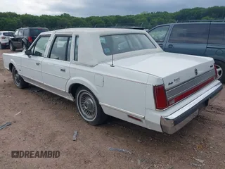 1989 Lincoln Town Car z VIN 1LNBM81F5KY813302, wystawiony jako IAAI lot #42412831 z przebiegiem 76 138 mil mil oraz . Historia ofert i sprzedaży dostępna na DreamBid. Obrazek 3.